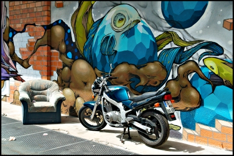 Stuttgart 2015 Motorrad vor Graffiti Kopie
